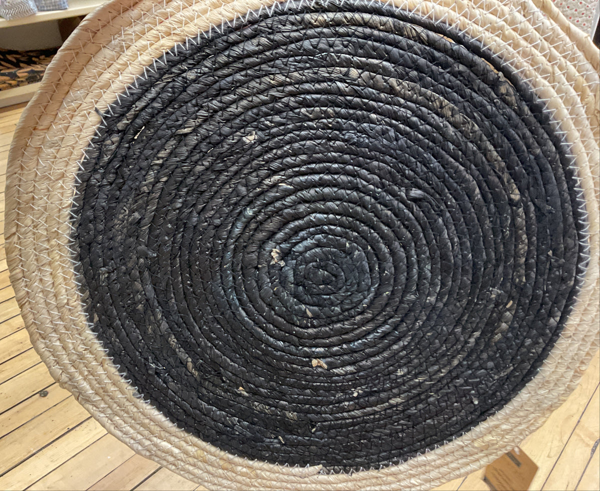 Round woven placemat