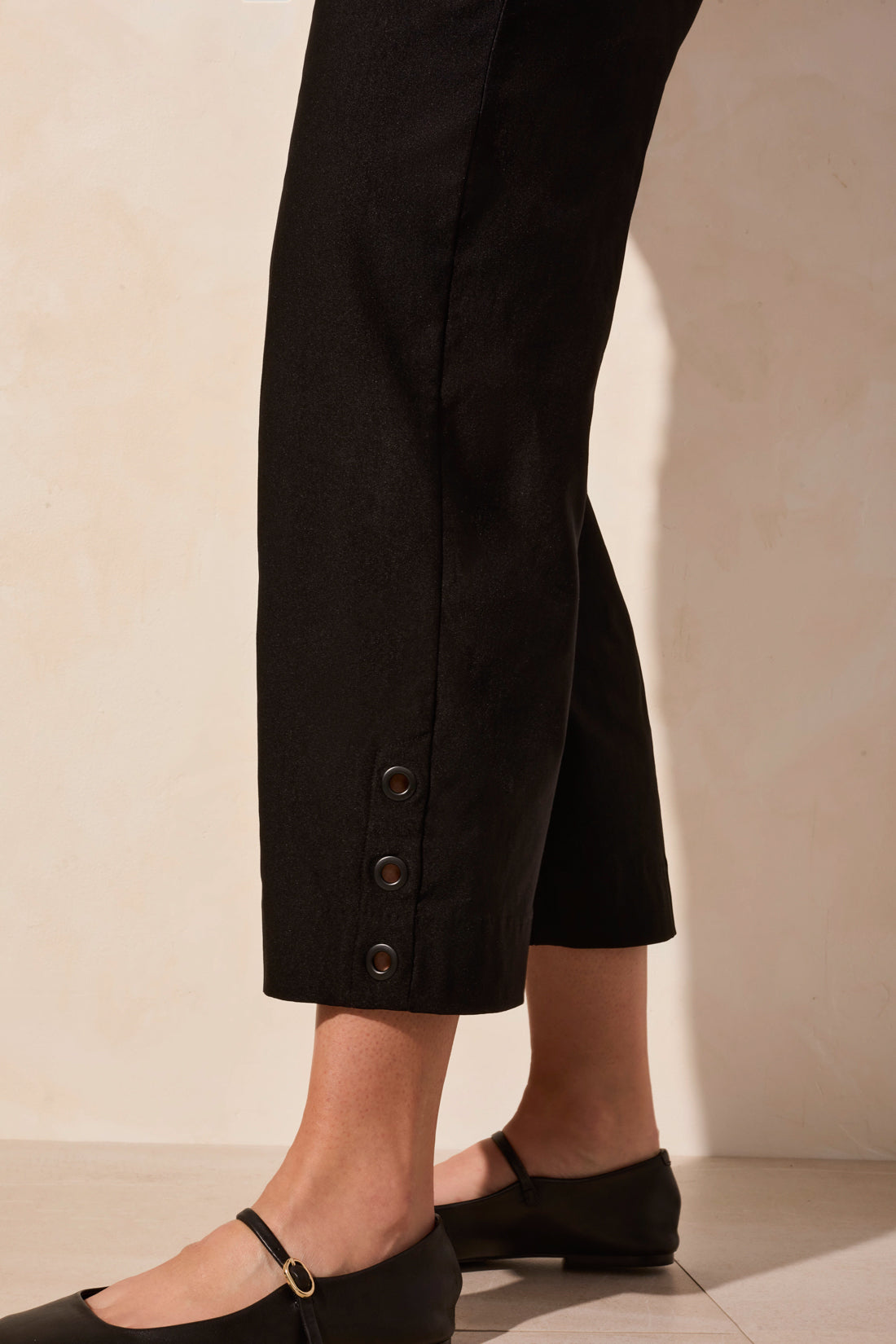 Flatten it Pull on Capri 2055O-Black