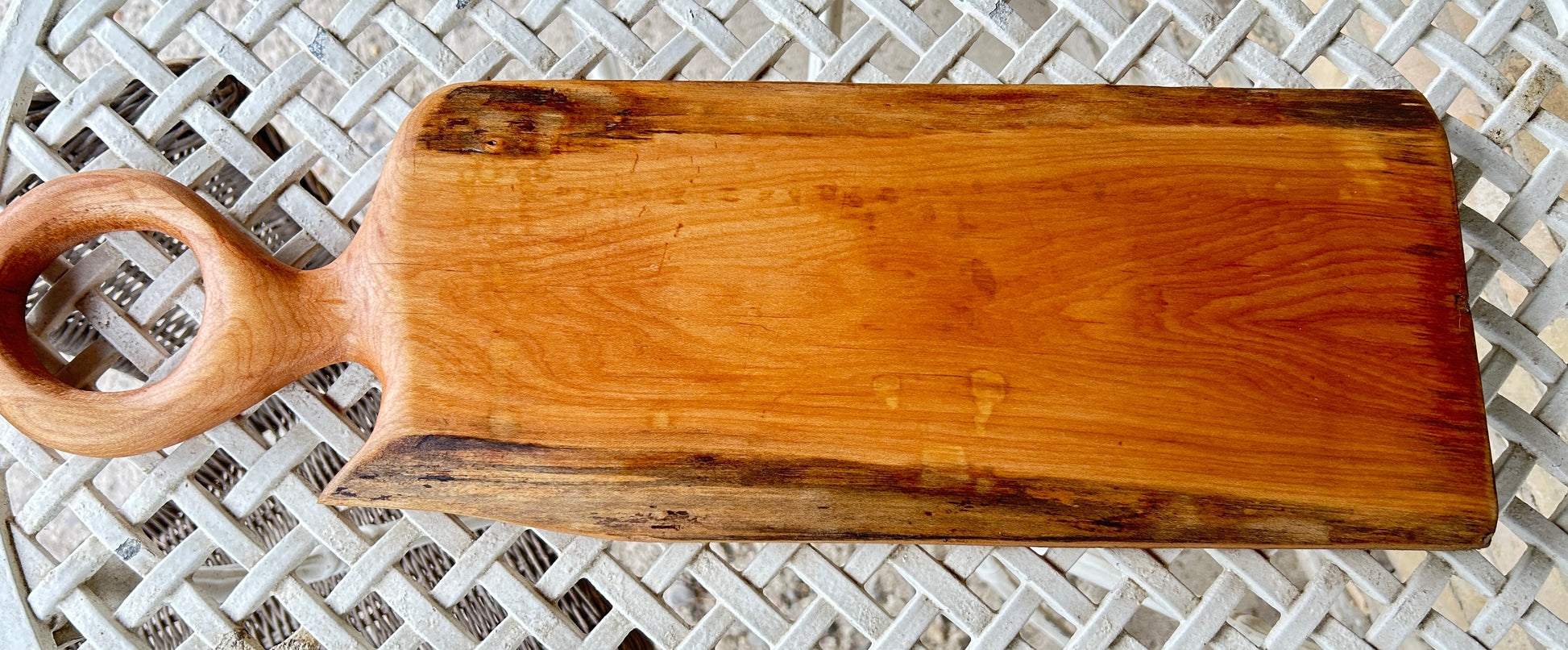 Wooden cutting board with a round handle